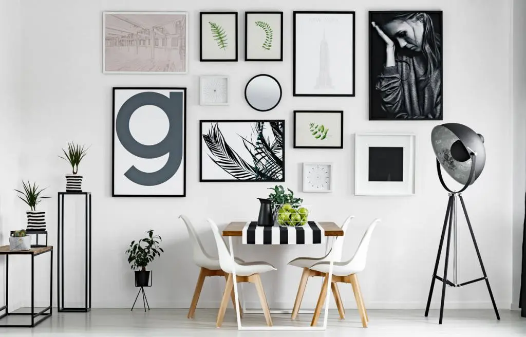 pared con cuadros